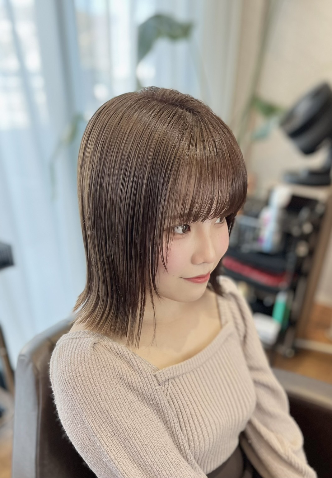 他店ブリーチのパサつきを髪質改善カラーでサラ艶に整えた仕上がり