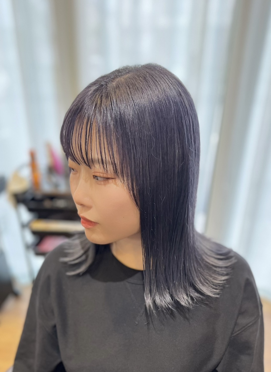ブリーチ後の髪を髪質改善カラーでダメージ軽減し艶とまとまりを保った仕上がり