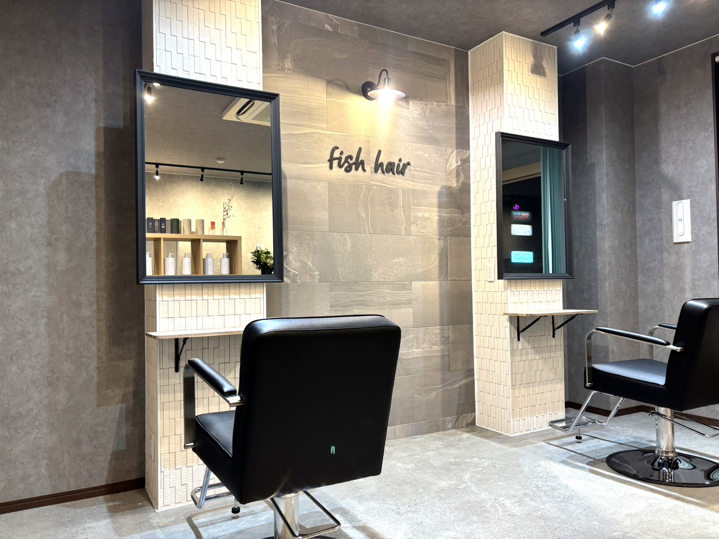 丁寧なカウンセリングを行う fish hair の店内